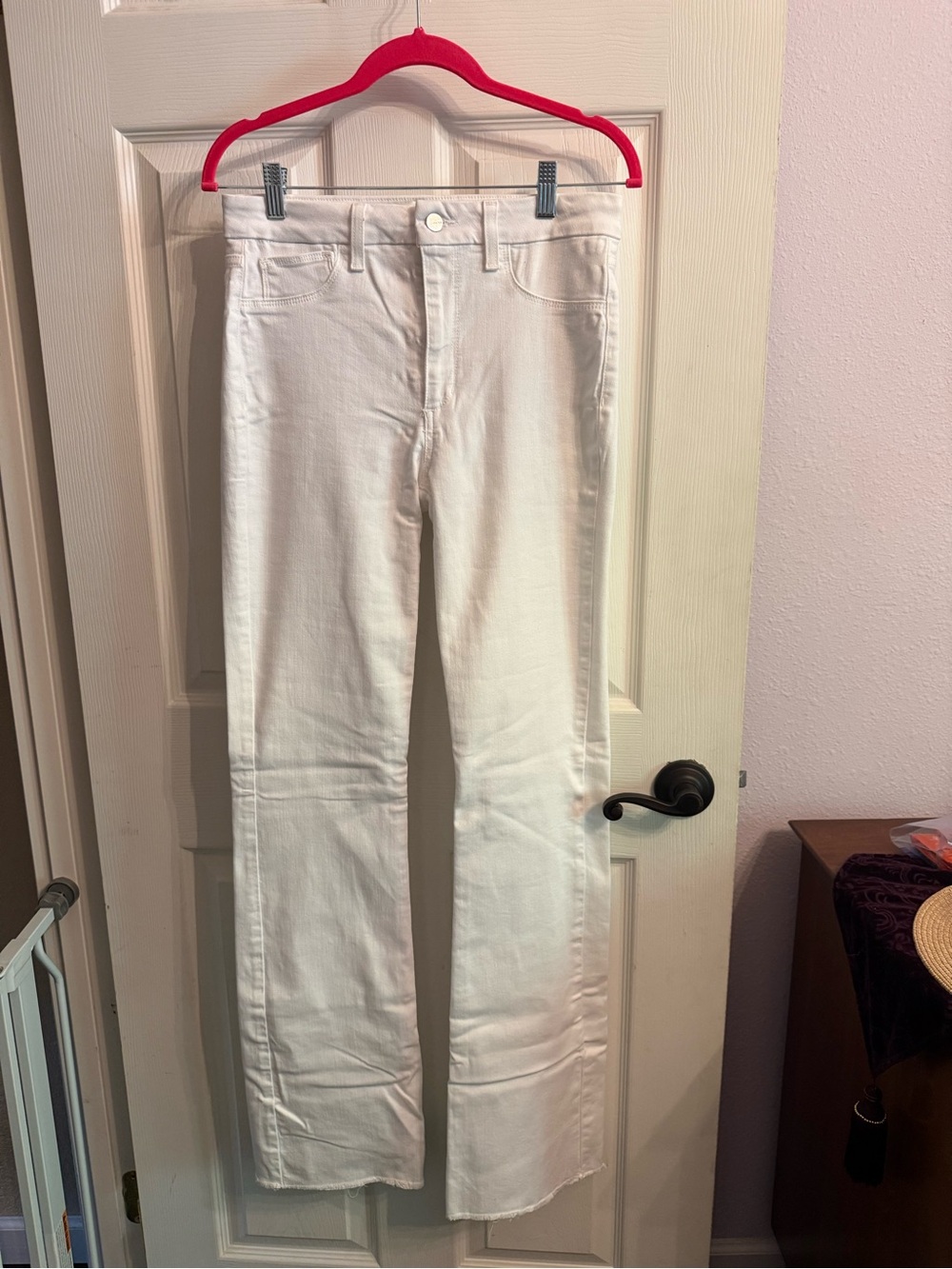 Joe's Hi (rise) Honey Curvy Bootcut white jeans. NWOT Size 8/29.